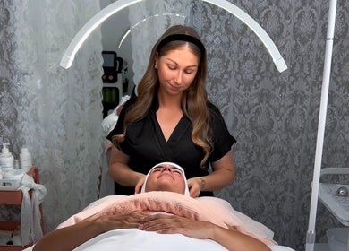 Thérapeute à Hoanity Glow Therapy, Pontoy, Grand Est, FR, réalisant un soin du visage relaxant.