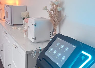 Appareils modernes chez Hoanity Glow Therapy, Pontoy, Grand Est, FR. Design épuré et lumineux.