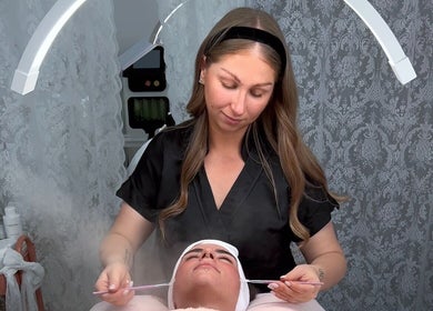 Esthéticienne appliquant un soin facial à Hoanity Glow Therapy, Pontoy, Grand Est, FR.