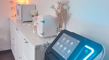 Espace bien-être moderne à Hoanity Glow Therapy, Pontoy, Grand Est, FR, équipé de machines esthétiques avancées.