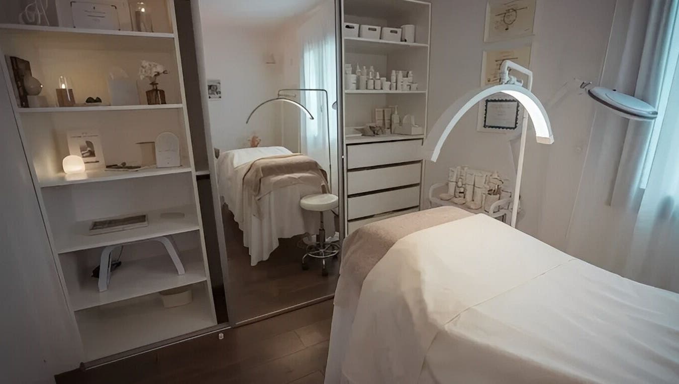 Salle de soins élégante de Hoanity à Pontoy, Grand Est, FR, avec table de massage et éclairage doux.