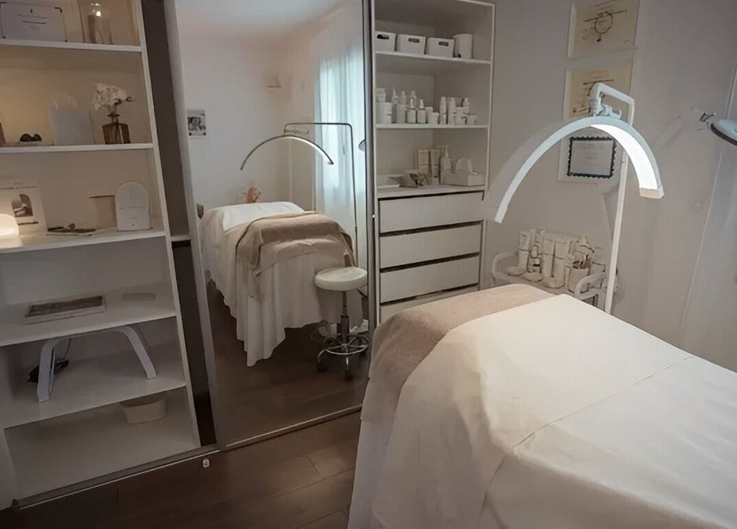 Salle de soins élégante de Hoanity à Pontoy, Grand Est, FR, avec table de massage et éclairage doux.