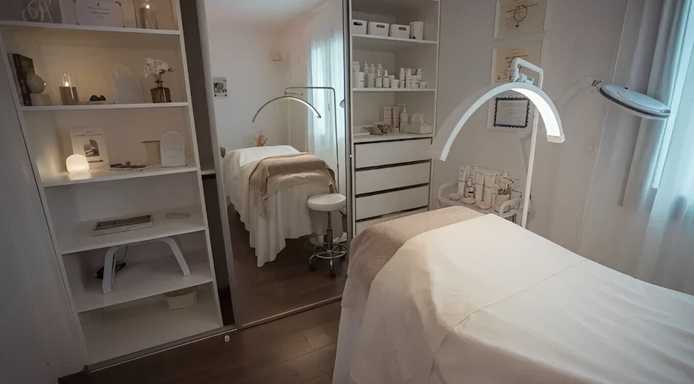 Salle de soins élégante de Hoanity à Pontoy, Grand Est, FR, avec table de massage et éclairage doux.