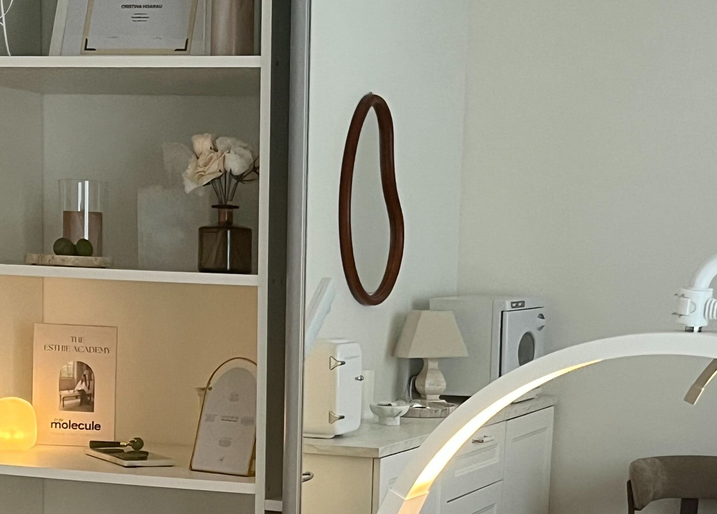 Intérieur élégant du salon Hoanity à Pontoy, Grand Est, FR avec des étagères décoratives et éclairage apaisant.