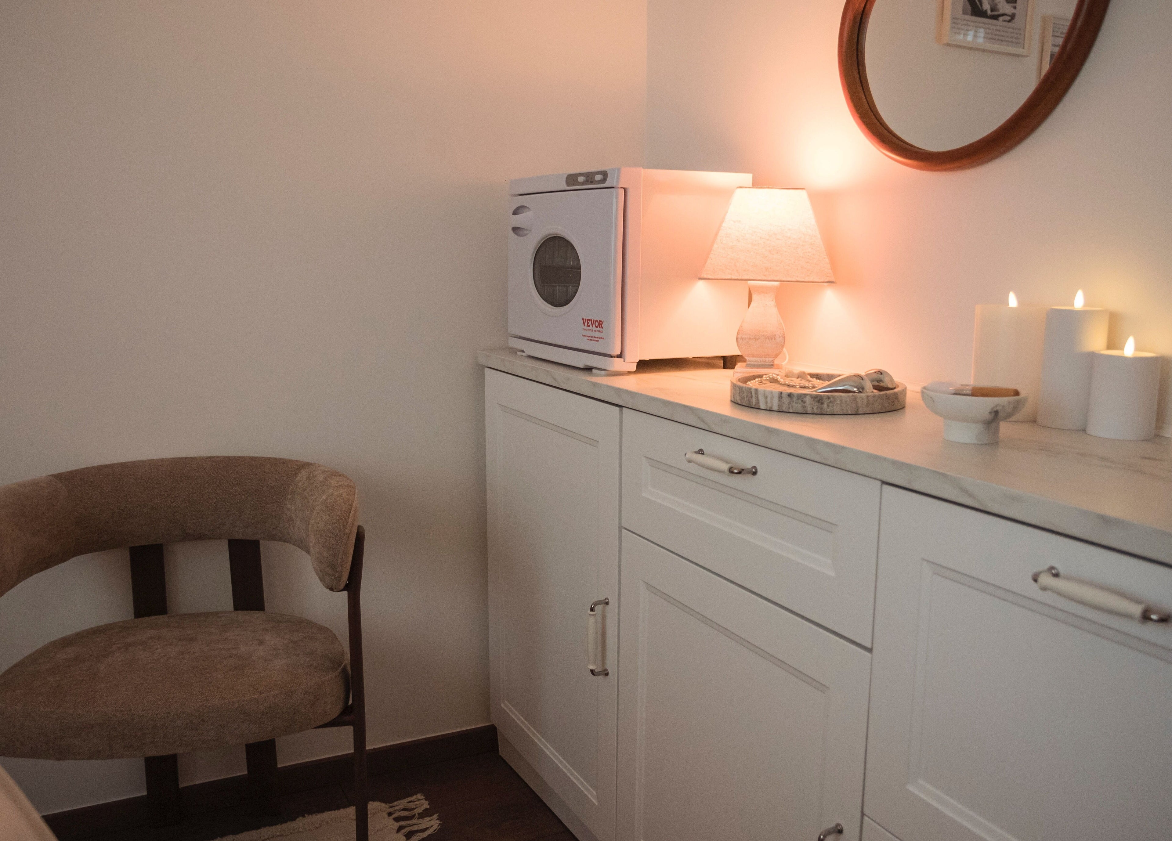 Espace de soins cosy chez Hoanity, Pontoy, Grand Est, FR avec chaise et bougies apaisantes.