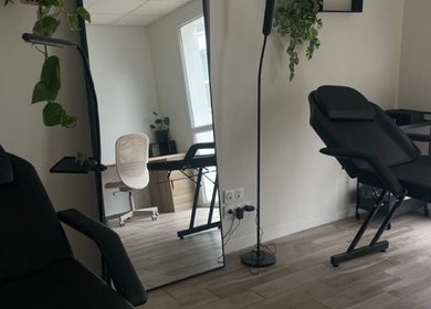 Intérieur moderne et épuré de Féline Tattooist à Anglet, Nouvelle-Aquitaine, FR avec fauteuil et miroir.