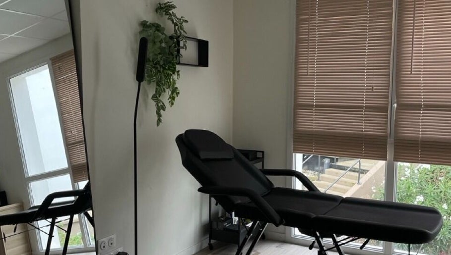 Salle de tatouage moderne chez Féline Tattooist à Anglet, Nouvelle-Aquitaine, FR. Fauteuil confortable et ambiance apaisante.