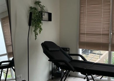 Salle de tatouage moderne chez Féline Tattooist à Anglet, Nouvelle-Aquitaine, FR. Fauteuil confortable et ambiance apaisante.