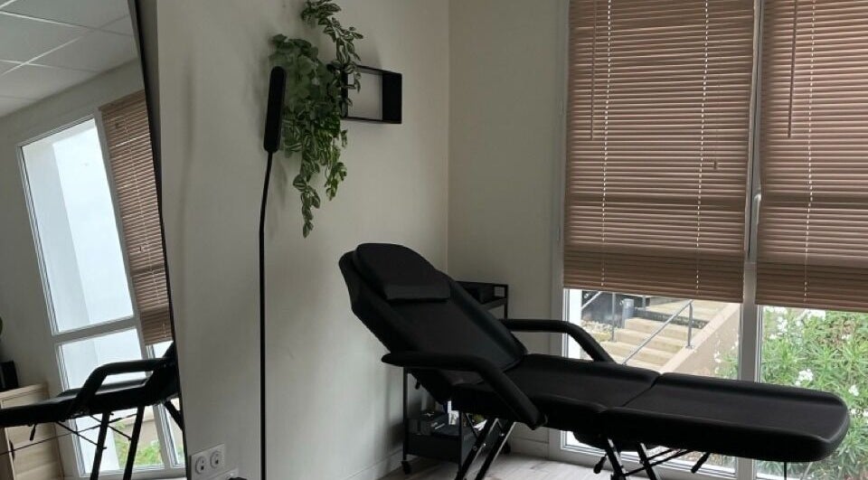 Salle de tatouage moderne chez Féline Tattooist à Anglet, Nouvelle-Aquitaine, FR. Fauteuil confortable et ambiance apaisante.
