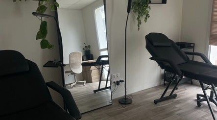 Salle de séance à Féline Tattooist, Anglet, Nouvelle-Aquitaine, FR, avec fauteuil et miroir moderne.