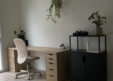 Bureau moderne chez Féline Tattooist à Anglet, Nouvelle-Aquitaine, FR, offrant un environnement serein.