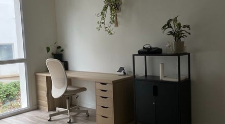 Bureau moderne chez Féline Tattooist à Anglet, Nouvelle-Aquitaine, FR, offrant un environnement serein.