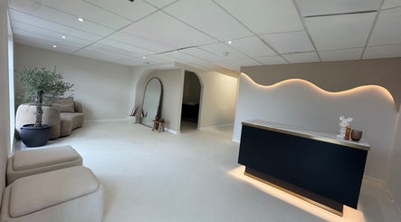 Glossed Clinic's modern lobby area in Sturry, England, GB, featuring elegant seating and soft lighting.