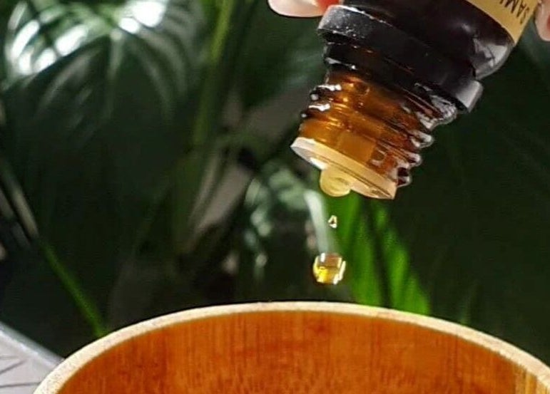 Óleo essencial pingando em tigela no Fresh House | Beauty Space, São Paulo, São Paulo, BR.
