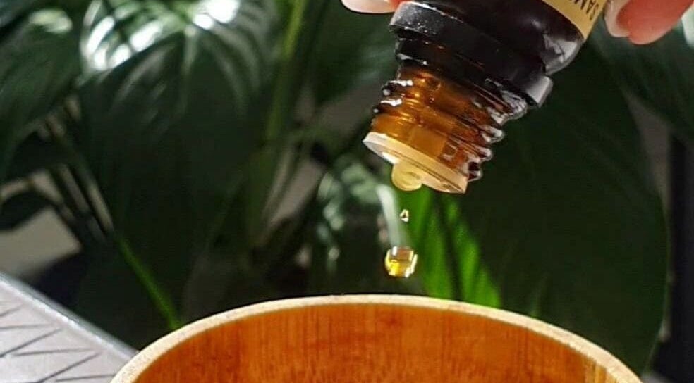 Óleo essencial pingando em tigela no Fresh House | Beauty Space, São Paulo, São Paulo, BR.