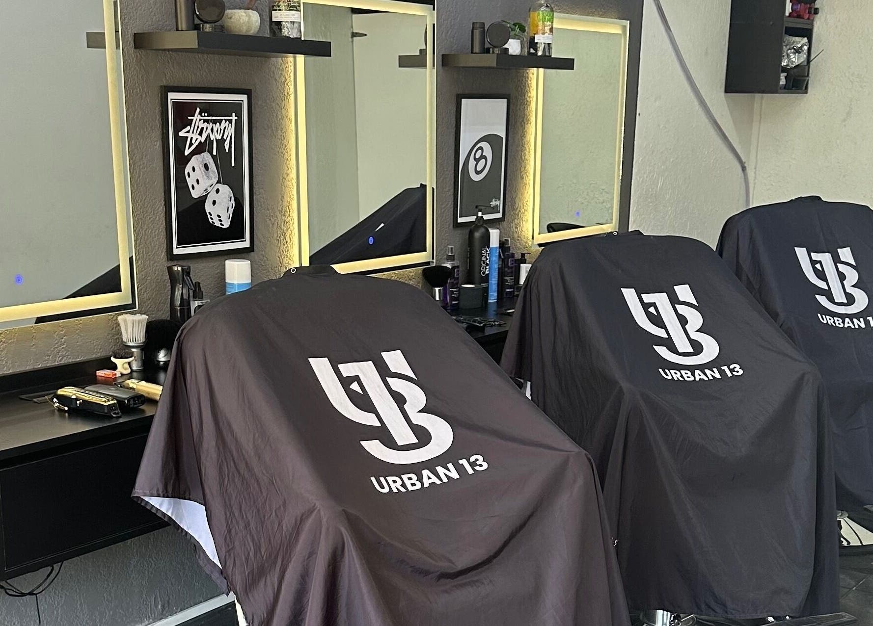 Interior de Urban13 Barber Studio en Ramos Mejía, Provincia De Buenos Aires, mostrador elegante.