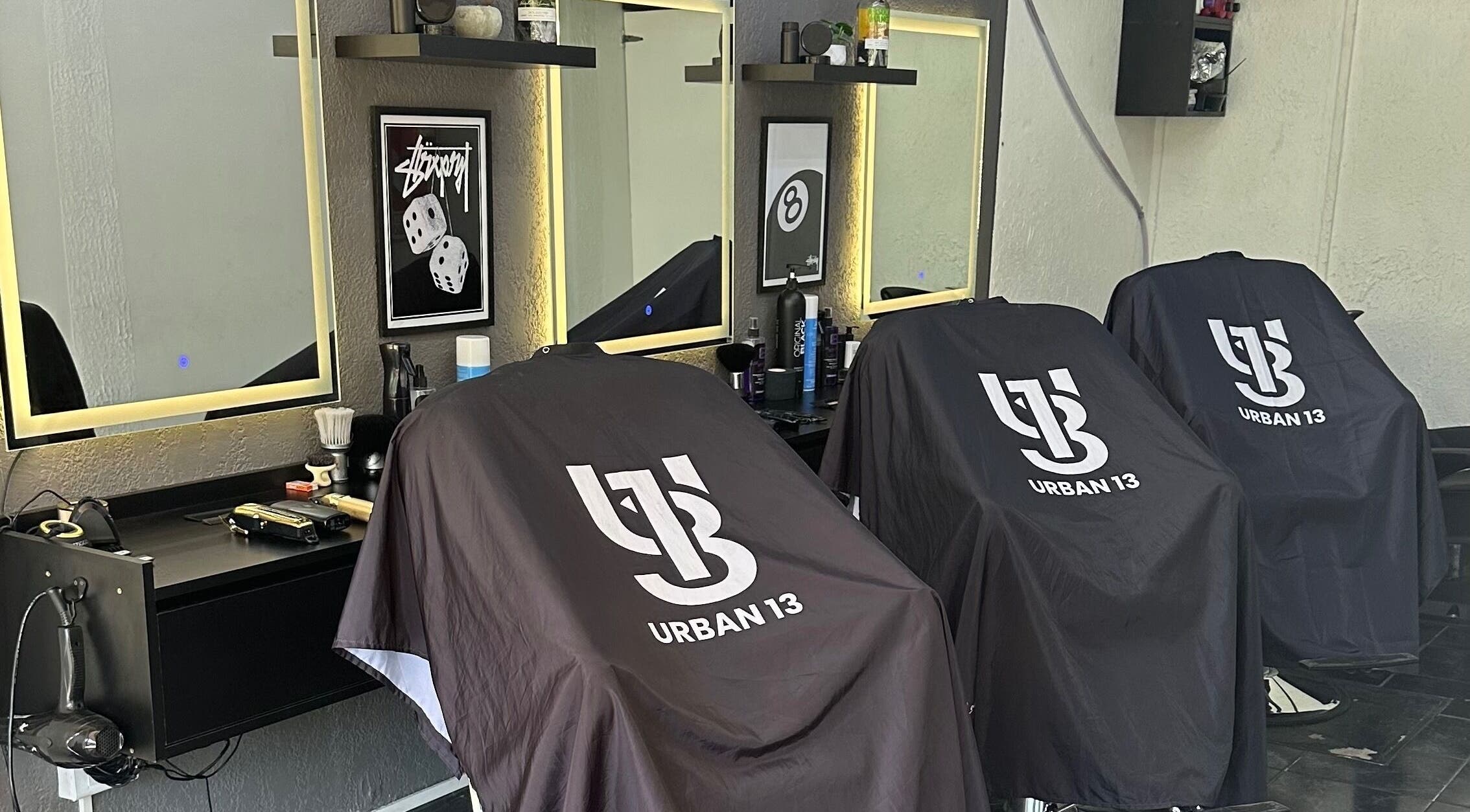 Interior de Urban13 Barber Studio en Ramos Mejía, Provincia De Buenos Aires, mostrador elegante.