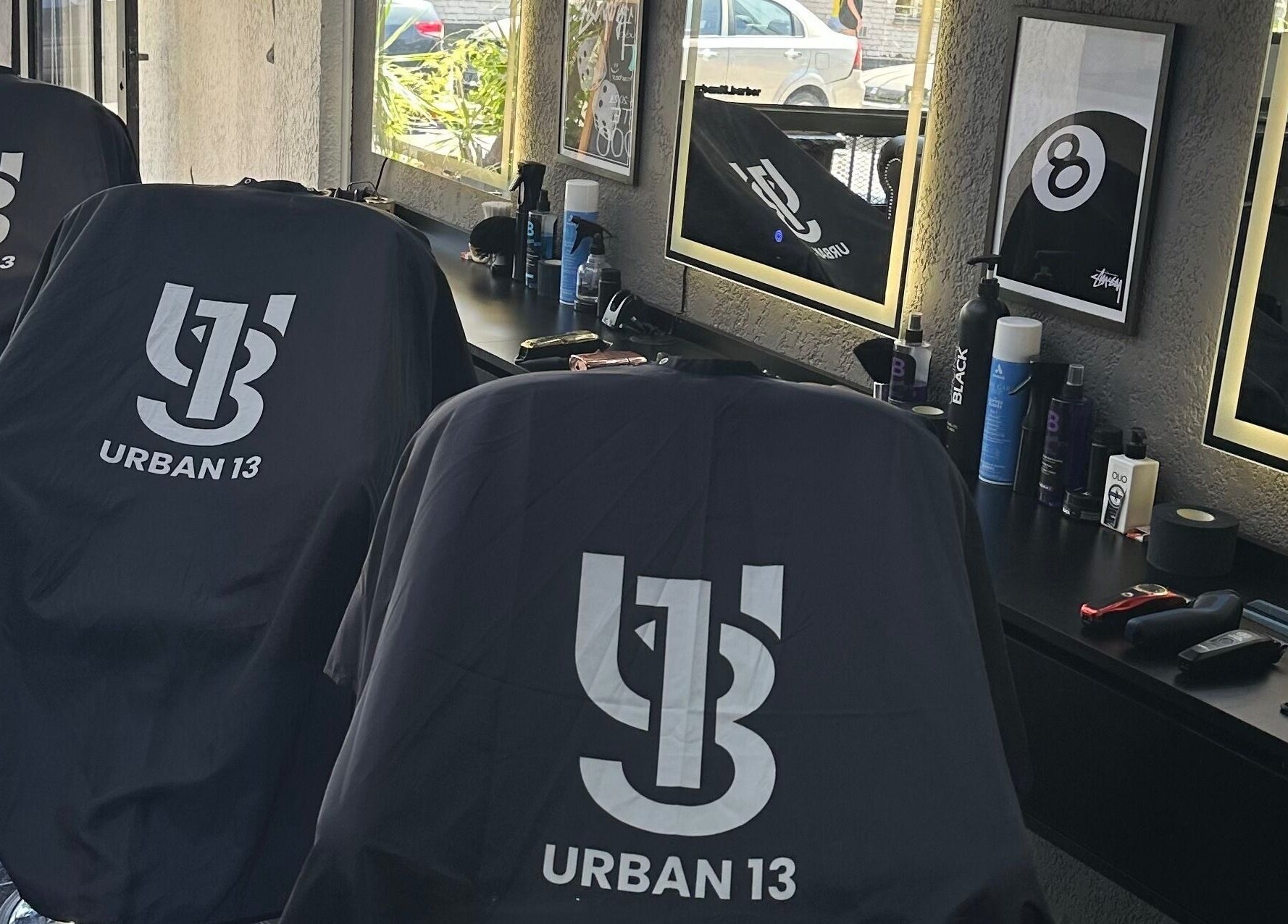 Interior de Urban13 Barber Studio en Ramos Mejía, Provincia De Buenos Aires, AR, mostrando sillas de barbería.