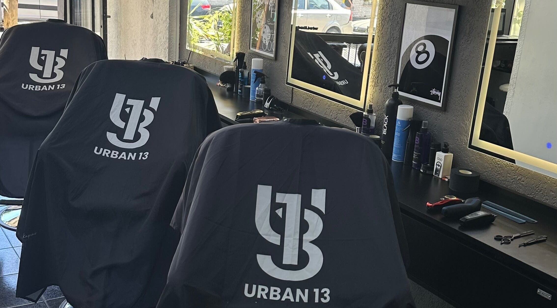 Interior de Urban13 Barber Studio en Ramos Mejía, Provincia De Buenos Aires, AR, mostrando sillas de barbería.