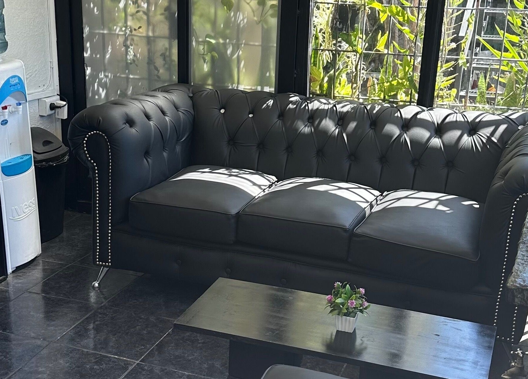 Zona de espera elegante en Urban13 Barber Studio, Ramos Mejía, Provincia De Buenos Aires, AR.