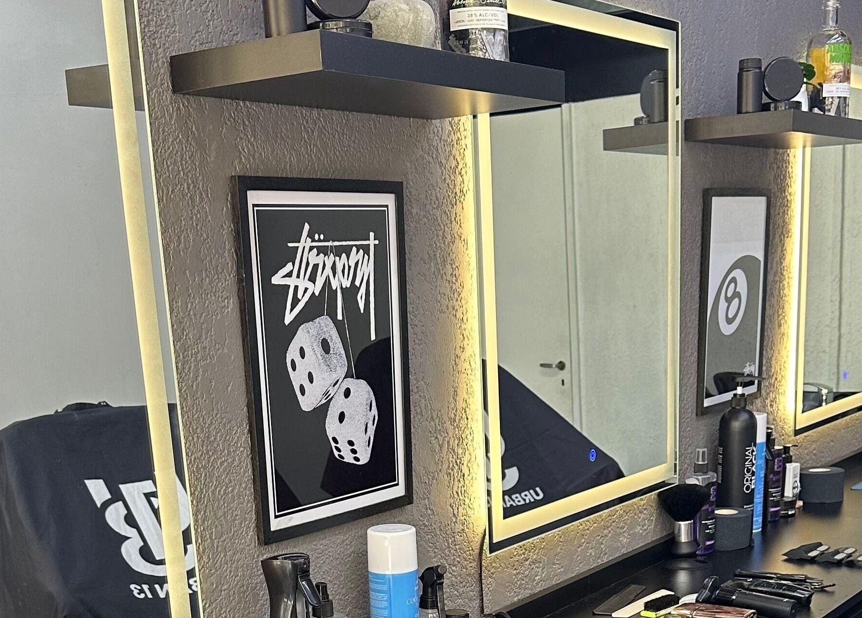 Interior moderno de Urban13 Barber Studio en Ramos Mejía, Provincia De Buenos Aires, AR.