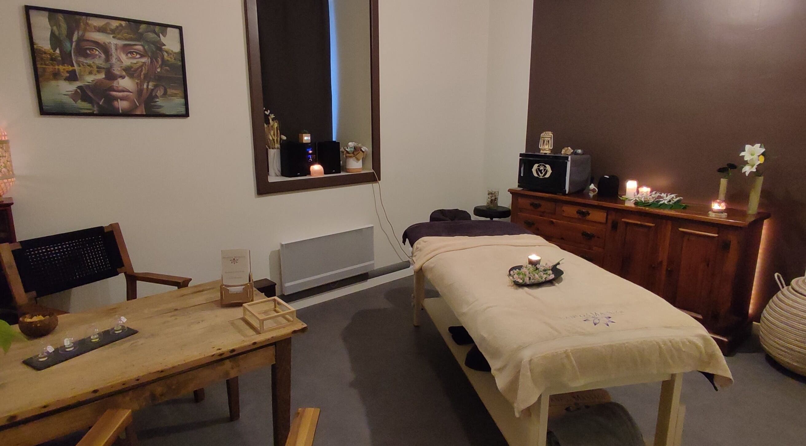 Salle de massage sereine à Shanega Massage, Montfaucon, Pays De La Loire, FR, avec décor apaisant.