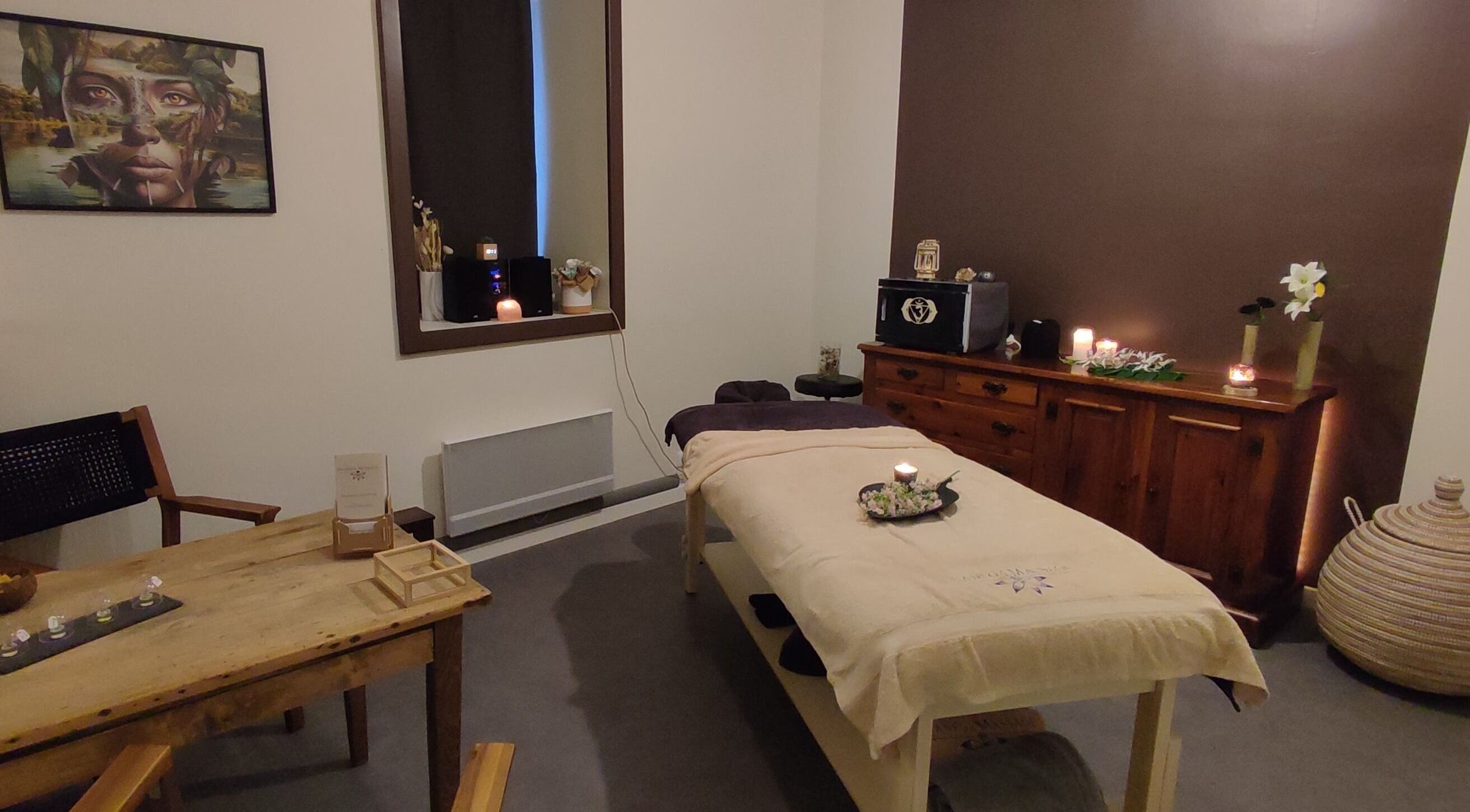 Salle de massage sereine à Shanega Massage, Montfaucon, Pays De La Loire, FR, avec table et décor apaisant.