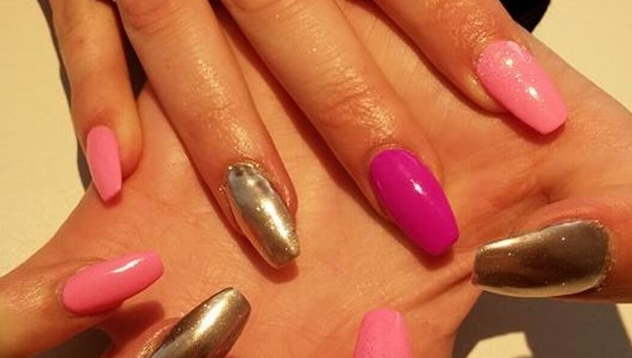 Felgekleurde nagels bij Nails and Beauty by Elza in Sint Nicolaasga, Friesland, NL.