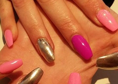Felgekleurde nagels bij Nails and Beauty by Elza in Sint Nicolaasga, Friesland, NL.