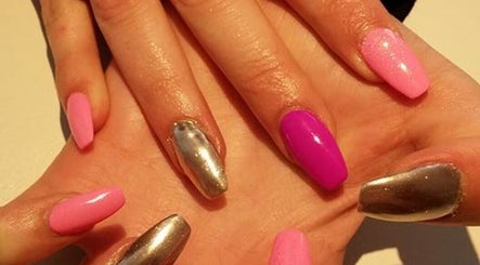 Felgekleurde nagels bij Nails and Beauty by Elza in Sint Nicolaasga, Friesland, NL.