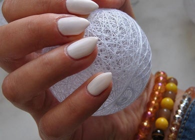 Perfecte witte nagels met kraaltjes bij Nails and Beauty by Elza, Sint Nicolaasga, Friesland, NL.