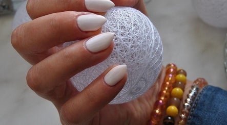 Perfecte witte nagels met kraaltjes bij Nails and Beauty by Elza, Sint Nicolaasga, Friesland, NL.
