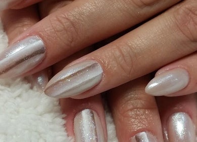 Elegante witte glittermanicure bij Nails and Beauty by Elza in Sint Nicolaasga, Friesland, NL.