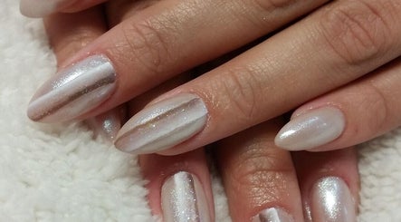 Elegante witte glittermanicure bij Nails and Beauty by Elza in Sint Nicolaasga, Friesland, NL.
