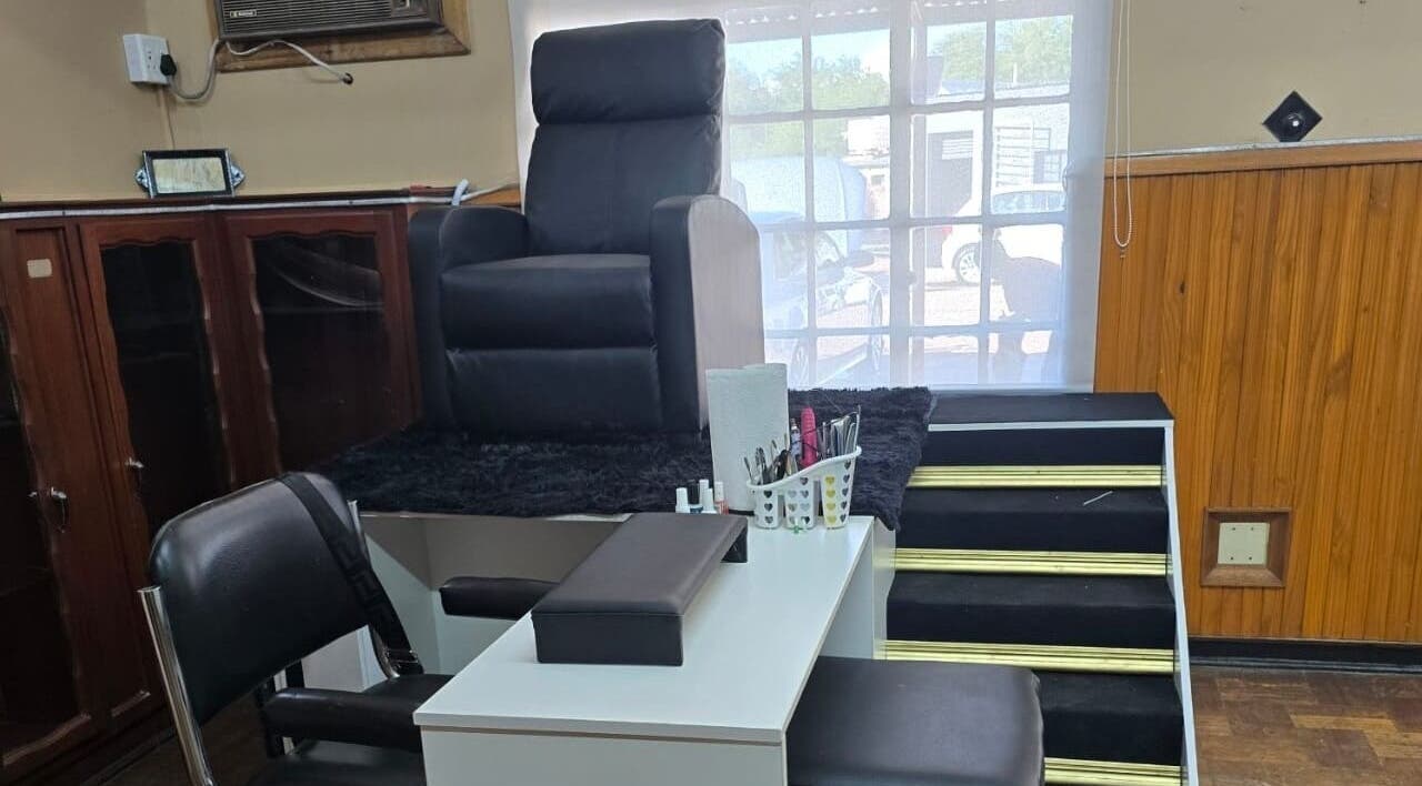 Luxurious salon chair at On The Edge Prostyling, Upington, Northern Cape, ZA for premium beauty services.