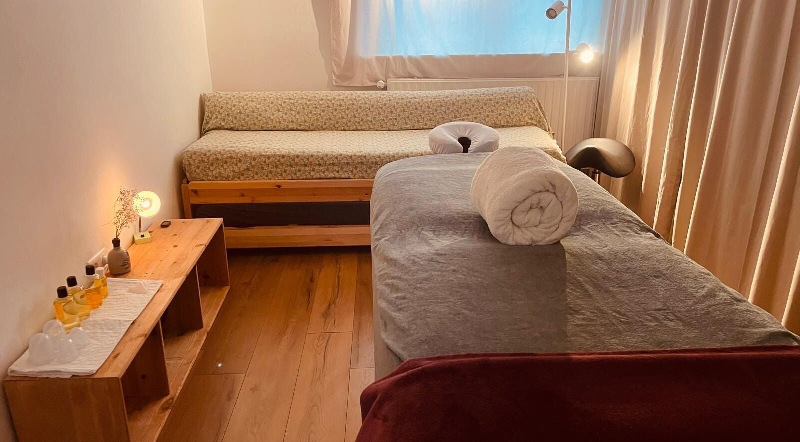 Tranquil massage room at Mellow Club, Utrecht, Utrecht, NL with cozy bed, dim lighting, and natural decor.