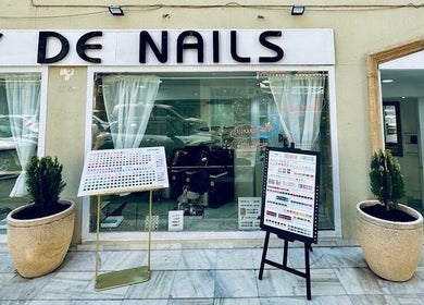Exterior view of 27 De Nails in Marbella, Andalucía, ES showcasing nail polish displays.