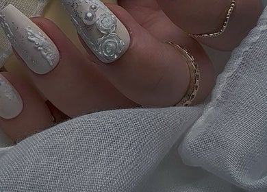 Intricate 3D floral nail art at 27 De Nails in Marbella, Andalucía, ES, showcasing elegance and style.