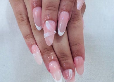 French manicure with delicate design at 27 De Nails, Marbella, Andalucía, ES.