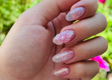 Detailed floral nail art at 27 De Nails, Marbella, Andalucía, ES, showcasing delicate design and intricate patterns.