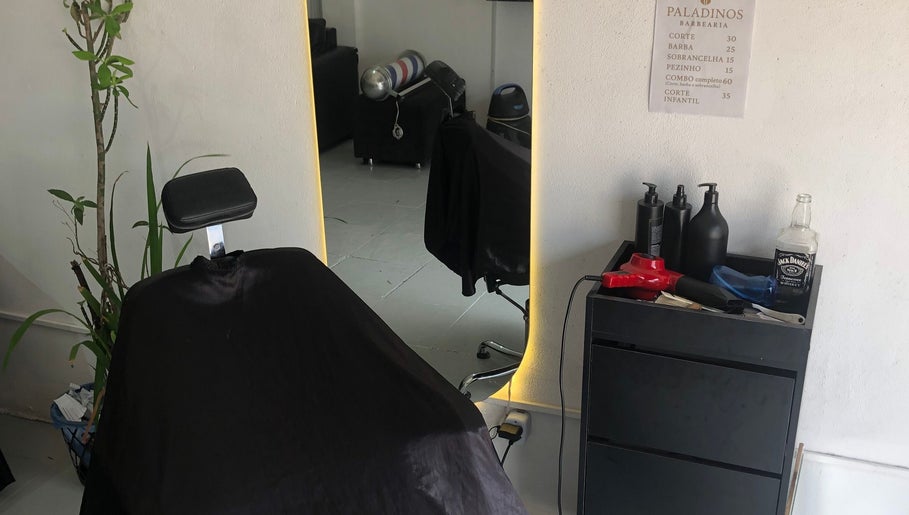 Estação de cortes na Paladinos Barbearia em Minas Gerais, Minas Gerais, BR com cadeira e produtos de cabelo.