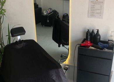 Estação de cortes na Paladinos Barbearia em Minas Gerais, Minas Gerais, BR com cadeira e produtos de cabelo.