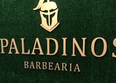 Logo elegante da Paladinos Barbearia em Minas Gerais, Minas Gerais, BR em um fundo verde rico.