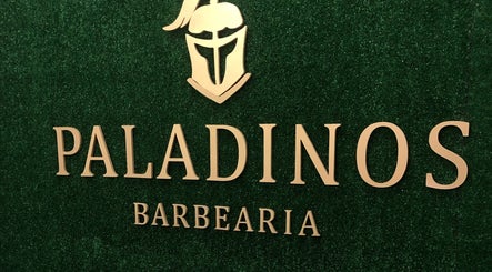 Logo elegante da Paladinos Barbearia em Minas Gerais, Minas Gerais, BR em um fundo verde rico.