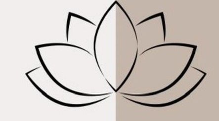Lotus-Symbol von Nadias Kosmetik in Stäfa, Zürich, CH, repräsentiert Ruhe und Eleganz.