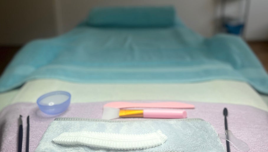 Behandlungsraum bei Nadias Kosmetik in Stäfa, Zürich, CH, mit Wellness-Tools und entspannender Atmosphäre.