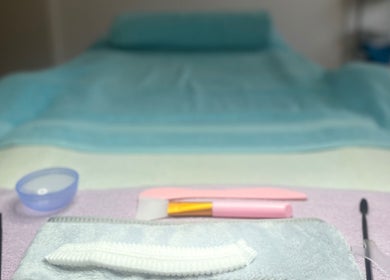 Behandlungsraum bei Nadias Kosmetik in Stäfa, Zürich, CH, mit Wellness-Tools und entspannender Atmosphäre.