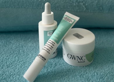Anti-Aging-Produkte bei Nadias Kosmetik, Stäfa, Zürich, CH auf blauer Textur
