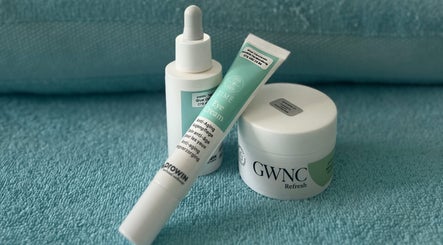 Anti-Aging-Produkte bei Nadias Kosmetik, Stäfa, Zürich, CH auf blauer Textur