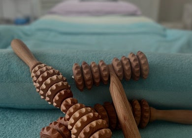 Massagestäbe auf Handtuch bei Nadias Kosmetik, Stäfa, Zürich, CH.